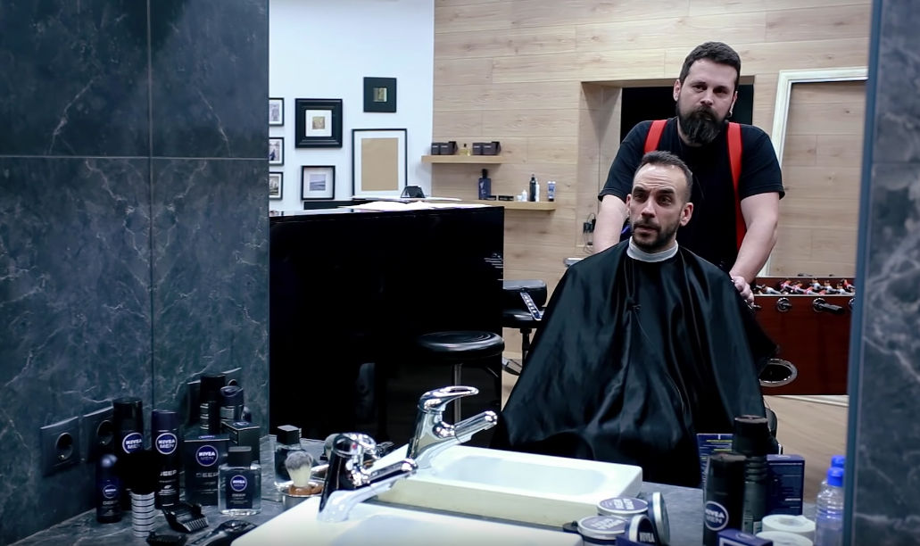 Ο Σπύρος Γραμμένος κουρεύει τον Πάνο Μουζουράκη